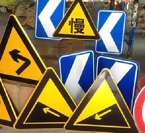 甘孜标识标牌中颜色的确定是很重要的。